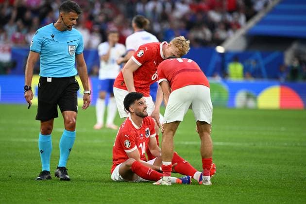 17 06 2024, xjhx, Football EM 2024, Austria France emspor, v l Florian Grillitsch Austria Austria with pain, injured, injury referee Gil Manzano, Jesus Spain DFL DFB REGULATIONS PROHIBIT ANY USE OF PHOTOGRAPHS as IMAGE SEQUENCES and or QUASI VIDEO Düsseldorf