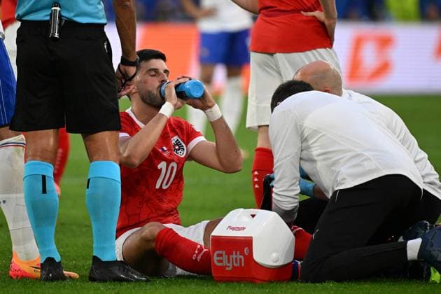 17 06 2024, xjhx, Football EM 2024, Austria France emspor, v l Florian Grillitsch Austria Austria with pain, injured, injury DFL DFB REGULATIONS PROHIBIT ANY USE OF PHOTOGRAPHS as IMAGE SEQUENCES and or QUASI VIDEO Düsseldorf