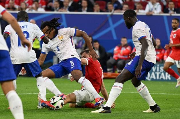 17 06 2024, xjhx, Football EM 2024, Austria France emspor, v l Christoph Baumgartner Austria Jules Olivier Kounde France Zweikampf, Aktion, action, battle for the ball DFL DFB REGULATIONS PROHIBIT ANY USE OF PHOTOGRAPHS as IMAGE SEQUENCES and or QUASI VIDEO Düsseldorf