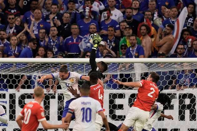 France goalkeeper Mike Maignan during the Euro 2024 soccer match between Austria and France at the D& xfc;sseldorf Arena, D& xfc;sseldorf, Germany - Friday 17 , June , 2024. - Soccer .  Copyright: xFabioxFerrari LaPressex