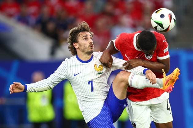 Österreich gegen Frankreich 17. Juni 2024, Düsseldorf UEFA EUROs Gruppe D Österreich gegen Frankreich Antoine Griezmann (Frankreich) und Kevin Danso (Österreich) Foto Charlotte Wilson Abseits Düsseldorf Deutschland  Copyright: xCharlottexWilsonx xOffsidexOffside