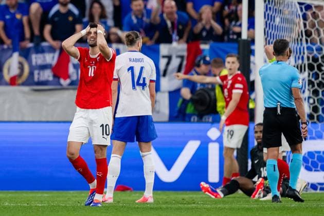 240617 Florian Grillitsch of Austria looks dejected during the UEFA Euro 2024 Football Championship match between Austria and France on June 17, 2024 in Düsseldorf Photo Jesper Zerman BILDBYRAN kod JZ JZ0540 fotboll football soccer fotballs em europamästerskap em uefa euro uefa european football championship euro 2024 österrike austria frankrike france bbeng depp  Copyright: JESPERxZERMAN BB240617JZ073