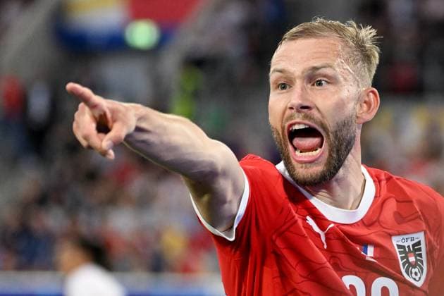 17 06 2024, xjhx, Football EM 2024, Austria France emspor, v l Konrad Laimer Austria Austria gives instructions, gesticulates, gesticulate with arms gives instructions, gesticulate DFL DFB REGULATIONS PROHIBIT ANY USE OF PHOTOGRAPHS as IMAGE SEQUENCES and or QUASI VIDEO Düsseldorf
