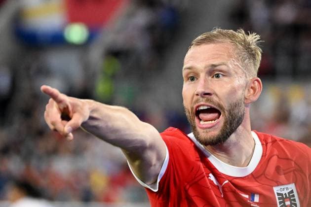 17 06 2024, xjhx, Football EM 2024, Austria France emspor, v l Konrad Laimer Austria Austria gives instructions, gesticulates, gesticulate with arms gives instructions, gesticulate DFL DFB REGULATIONS PROHIBIT ANY USE OF PHOTOGRAPHS as IMAGE SEQUENCES and or QUASI VIDEO Düsseldorf