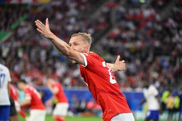 17 06 2024, xjhx, Football EM 2024, Austria France emspor, v l Konrad Laimer Austria Austria gives instructions, gesticulates, gesticulate with arms gives instructions, gesticulate DFL DFB REGULATIONS PROHIBIT ANY USE OF PHOTOGRAPHS as IMAGE SEQUENCES and or QUASI VIDEO Düsseldorf