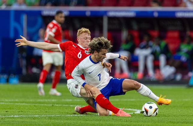 Football - UEFA EURO, EM, Europameisterschaft,Fussball 2024 - Group D - Austria v France DÜSSELDORF, GERMANY - Monday, June 17, 2024: France s Antoine Griezmann (R) is challenged by Austria s Nicolas Seiwald during the UEFA Euro 2024 Group D match between Austria and France at the Düsseldorf Arena. (Photo by David Rawcliffe Propaganda) DÜSSELDORF Düsseldorf Arena NORTH RHINE-WESTPHALIA GERMANY  Copyright: xDavidxRawcliffex P2024-06-17-Austria_France-16