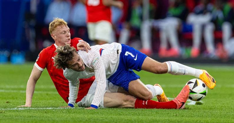 Football - UEFA EURO, EM, Europameisterschaft,Fussball 2024 - Group D - Austria v France DÜSSELDORF, GERMANY - Monday, June 17, 2024: France s Antoine Griezmann (R) is challenged by Austria s Nicolas Seiwald during the UEFA Euro 2024 Group D match between Austria and France at the Düsseldorf Arena. (Photo by David Rawcliffe Propaganda) DÜSSELDORF Düsseldorf Arena NORTH RHINE-WESTPHALIA GERMANY  Copyright: xDavidxRawcliffex P2024-06-17-Austria_France-18