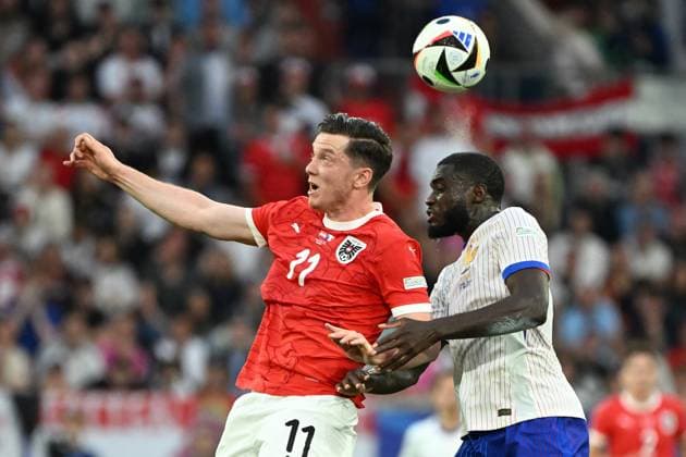 17 06 2024, xjhx, Football EM 2024, Austria France emspor, v l Michael Gregoritsch Austria Austria Dayot Upamecano France duel, action, action, battle for the ball DFL DFB REGULATIONS PROHIBIT ANY USE OF PHOTOGRAPHS as IMAGE SEQUENCES and or QUASI VIDEO Düsseldorf