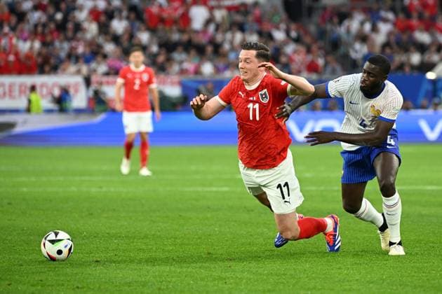 17 06 2024, xjhx, Football EM 2024, Austria France emspor, v l Michael Gregoritsch Austria Austria Dayot Upamecano France duel, action, action, battle for the ball DFL DFB REGULATIONS PROHIBIT ANY USE OF PHOTOGRAPHS as IMAGE SEQUENCES and or QUASI VIDEO Düsseldorf
