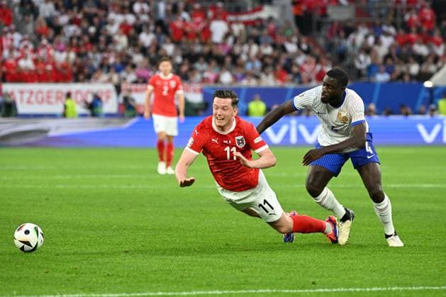 17 06 2024, xjhx, Football EM 2024, Austria France emspor, v l Michael Gregoritsch Austria Austria Dayot Upamecano France duel, action, action, battle for the ball DFL DFB REGULATIONS PROHIBIT ANY USE OF PHOTOGRAPHS as IMAGE SEQUENCES and or QUASI VIDEO Düsseldorf