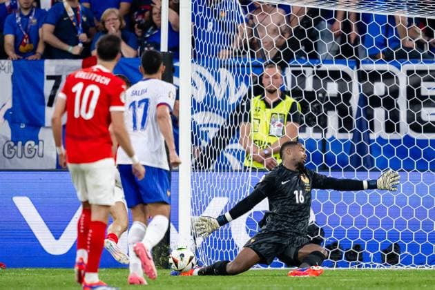 240617 Goalkeeper Mike Maignan of France with a save during the UEFA Euro 2024 Football Championship match between Austria and France on June 17, 2024 in Düsseldorf Photo Jesper Zerman BILDBYRAN kod JZ JZ0540 fotboll football soccer fotballs em europamästerskap em uefa euro uefa european football championship euro 2024 österrike austria frankrike france bbeng  Copyright: JESPERxZERMAN BB240617JZ079