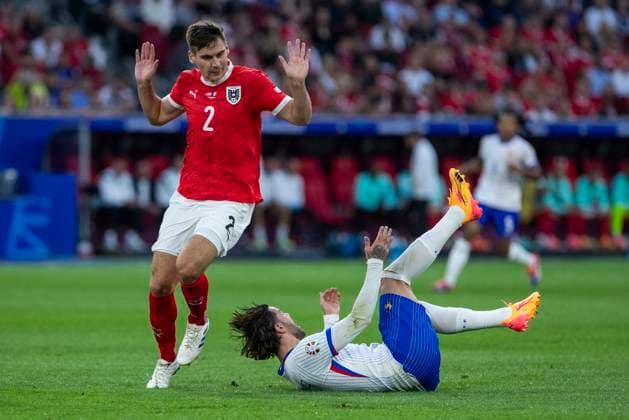 UEFA EURO 2024 Group match Austria France 17 06 2024 Maxiilian Wöber Austria, 2 in duel with Theo Hernandez France, 22 UEFA EURO 2024 Group match Austria France Arena Düsseldorf, Düsseldorf, on 17 06 2024 Copyright: xBEAUTIFULxSPORTS Meuselx
