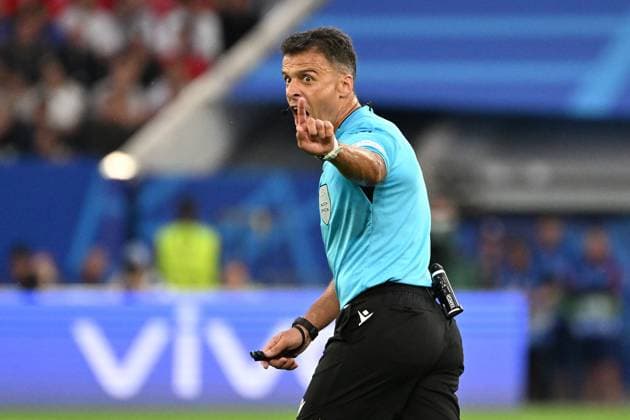 17 06 2024, xjhx, European Football Championship 2024, Austria France emspor, v l referee Gil Manzano, Jesus Spain gives instructions, gesticulates, gesticulate with arms gives instructions, gesticulate DFL DFB REGULATIONS PROHIBIT ANY USE OF PHOTOGRAPHS as IMAGE SEQUENCES and or QUASI VIDEO Düsseldorf