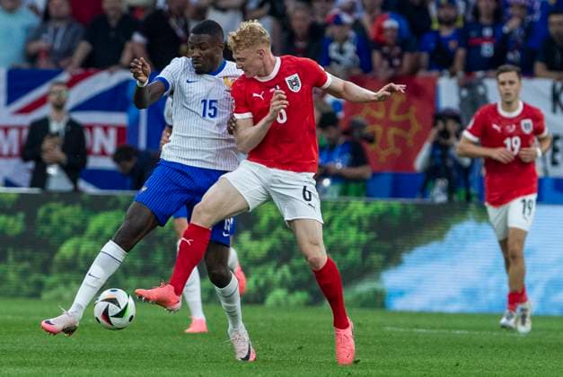 UEFA EURO 2024 Group match Austria France 17 06 2024 Nicolas Seiwald Austria, 6 in duel with Marcus Thuram France, 15 UEFA EURO 2024 Group match Austria France Arena Düsseldorf, Düsseldorf, on 17 06 2024 Copyright: xBEAUTIFULxSPORTS Meuselx