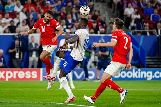 240617 Phillipp Mwene of Austria and Marcus Thuram of France during the UEFA Euro 2024 Football Championship match between Austria and France on June 17, 2024 in Düsseldorf Photo Jesper Zerman BILDBYRAN kod JZ JZ0540 fotboll football soccer fotballs em europamästerskap em uefa euro uefa european football championship euro 2024 österrike austria frankrike france bbeng  Copyright: JESPERxZERMAN BB240617JZ083