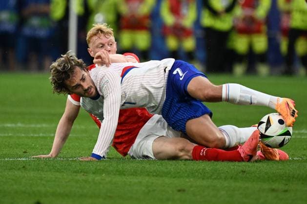 17 06 2024, xjhx, Football EM 2024, Austria France emspor, v l Nicolas Seiwald Austria Austria Antoine Grizmann France Zweikampf, Aktion, action, battle for the ball DFL DFB REGULATIONS PROHIBIT ANY USE OF PHOTOGRAPHS as IMAGE SEQUENCES and or QUASI VIDEO Düsseldorf