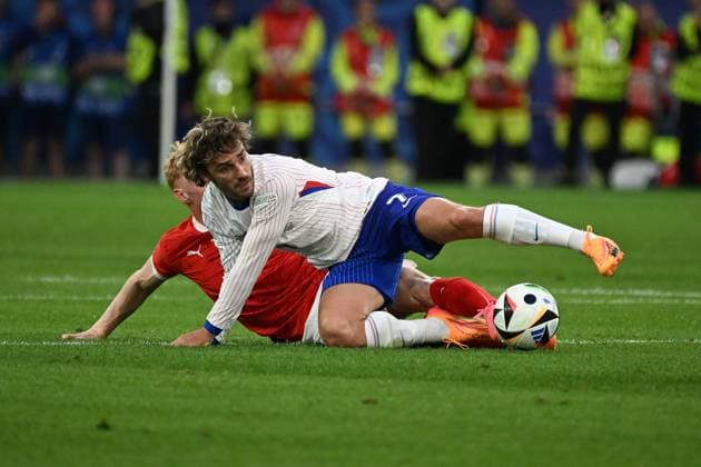 17 06 2024, xjhx, Football EM 2024, Austria France emspor, v l Nicolas Seiwald Austria Austria Antoine Grizmann France Zweikampf, Aktion, action, battle for the ball DFL DFB REGULATIONS PROHIBIT ANY USE OF PHOTOGRAPHS as IMAGE SEQUENCES and or QUASI VIDEO Düsseldorf