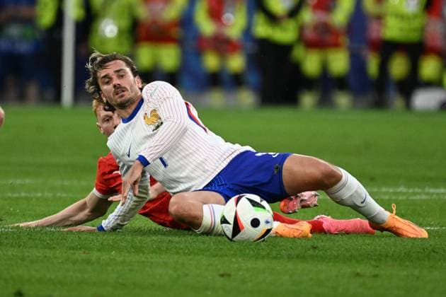 17 06 2024, xjhx, Football EM 2024, Austria France emspor, v l Nicolas Seiwald Austria Austria Antoine Grizmann France Zweikampf, Aktion, action, battle for the ball DFL DFB REGULATIONS PROHIBIT ANY USE OF PHOTOGRAPHS as IMAGE SEQUENCES and or QUASI VIDEO Düsseldorf