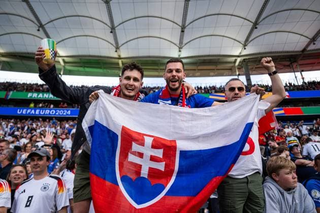 240617 Fans of Slovakia celebrate after the UEFA Euro 2024 Football Championship match between Belgium and Slovakia on June 17, 2024 in Frankfurt Photo Mathias Bergeld BILDBYRAN kod MB MB0937 fotboll football soccer fotballs em europamästerskap em uefa euro uefa european football championship euro 2024 belgien belgium slovakien slovakia bbeng publiek jubel  Copyright: MATHIASxBERGELD BB240617MB146