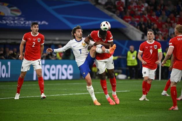 Antoine Griezmann France , left , against Kevin Danso Austria 17 06 2024, European Football Championship 2024, Preliminary round, 1 Matchday Austria France Duesseldorf Merkur Spiel Arena Nordrhein Westfalen Germany Team2