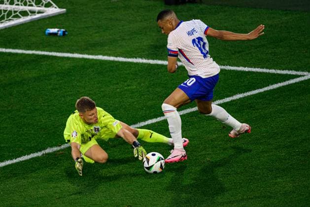 DUESSELDORF, GERMANY - 17 JUNE, 2024: Patrick Pentz, Kylian Mbappe, The football match of EURO 2024 Austria vs France at Mercur Spiel Arena  Copyright: xVITALIIxKLIUIEVx