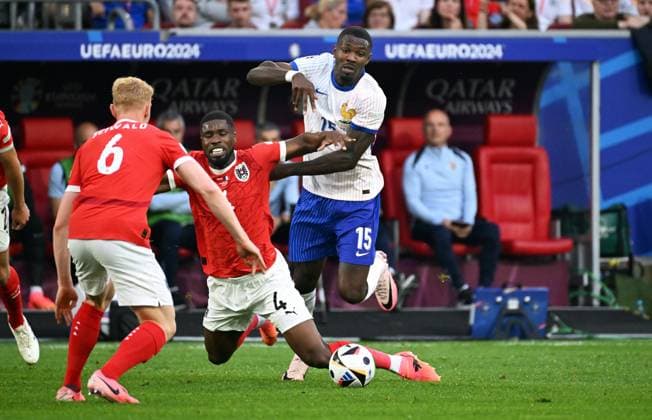 Football, European Championship, EURO 2024, Group D, Merkur Spiel Arena Düsseldorf Austria France Kevin Danso AUT , Marcus Thuram FRA Action