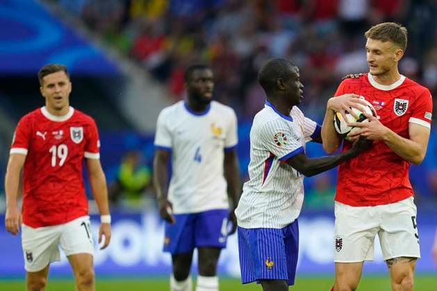 GER: Austria v France. UEFA EURO, EM, Europameisterschaft,Fussball 2024 N Golo Kante of France and Stefan Posch of Austria during the UEFA Euro 2024 match between Austria and France, Group D date 1, played at Dusseldorf Arena on June 17, 2024 in Düsseldorf, Germany. kpng Copyright: xSergioxRuizx xPRESSINPHOTOx PS_240617_AUS_FRA_512