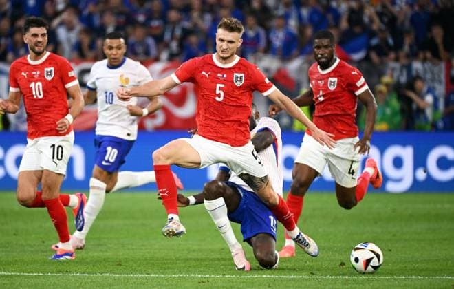 Football, European Championship, EURO 2024, Group D, Merkur Spiel Arena Düsseldorf Austria France Stefan Posch AUT , Marcus Thuram FRA Action