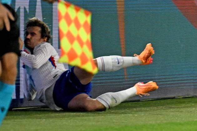 17 06 2024, xjhx, Football EM 2024, Austria France emspor, v l Antoine Grizmann France flies against the board after a duel with Maximilian Wöber Woeber Austria DFL DFB REGULATIONS PROHIBIT ANY USE OF PHOTOGRAPHS as IMAGE SEQUENCES and or QUASI VIDEO Düsseldorf