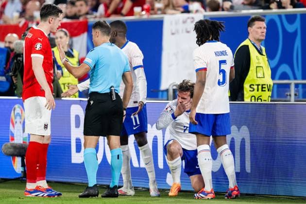 240617 Antoine Griezmann of France in pain during the UEFA Euro 2024 Football Championship match between Austria and France on June 17, 2024 in Düsseldorf Photo Jesper Zerman BILDBYRAN kod JZ JZ0540 fotboll football soccer fotballs em europamästerskap em uefa euro uefa european football championship euro 2024 österrike austria frankrike france bbeng depp skada  Copyright: JESPERxZERMAN BB240617JZ093