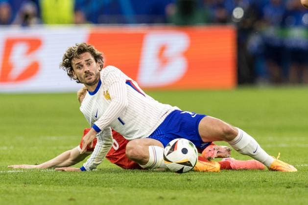 17th June 2024; Dusseldorf Arena, Dusseldorf, Germany; Euro 2024 Group D Football, Austria versus France; Nicolas Seiwald (AUT) brings down Antoine Griezmann (FRA)  ActionPlus12656091 TomaszxJastrzebowski