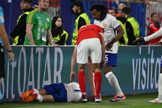 17 06 2024, xjhx, Football EM 2024, Austria France emspor, v l Antoine Grizmann France flies against the board after a duel with Maximilian Wöber Woeber Austria DFL DFB REGULATIONS PROHIBIT ANY USE OF PHOTOGRAPHS as IMAGE SEQUENCES and or QUASI VIDEO Düsseldorf
