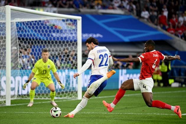 Fußball EURO 2024 Austria - France 8709845 17.06.2024 France s Theo Hernandez and Austria s Kevin Danso struggle for the ball during the UEFA EURO, EM, Europameisterschaft,Fussball 2024 Group D soccer match between Austria and France at the Duesseldorf Arena in Duesseldorf, Germany. Alexey Filippov Sputnik Dusseldorf Germany  Copyright: xAlexeyxFilippovx
