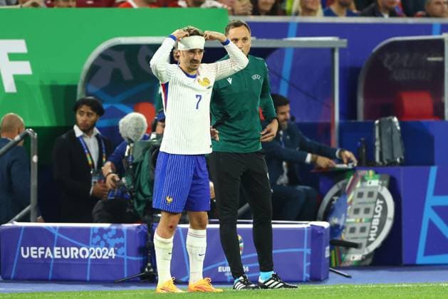 Sport Bilder des Tages Antoine Griezmann of France fixes his head bandage Austria v France, UEFA European Championship, EM, Europameisterschaft 2024, Group D, Football, Dusseldorf Arena, Dusseldorf, Germany, 17 Jun 2024 EDITORIAL USE ONLY No use with unauthorised audio, video, data, fixture lists, club league logos or live services. Online in-match use limited to 120 images, no video emulation. No use in betting, games or single club league player publications. Copyright: xKieranxMcManus Shutterstockx 14539693ba
