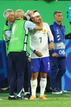 A member of the medical team treats Antoine Griezmann of France Austria v France, UEFA European Championship, EM, Europameisterschaft 2024, Group D, Football, Dusseldorf Arena, Dusseldorf, Germany, 17 Jun 2024 EDITORIAL USE ONLY No use with unauthorised audio, video, data, fixture lists, club league logos or live services. Online in-match use limited to 120 images, no video emulation. No use in betting, games or single club league player publications. Copyright: xKieranxMcManus Shutterstockx 14539693bb