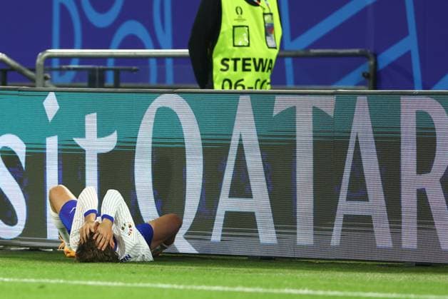 Antoine Griezmann of France goes down with a facial injury Austria v France, UEFA European Championship, EM, Europameisterschaft 2024, Group D, Football, Dusseldorf Arena, Dusseldorf, Germany, 17 Jun 2024 EDITORIAL USE ONLY No use with unauthorised audio, video, data, fixture lists, club league logos or live services. Online in-match use limited to 120 images, no video emulation. No use in betting, games or single club league player publications. Copyright: xKieranxMcManus Shutterstockx 14539693az