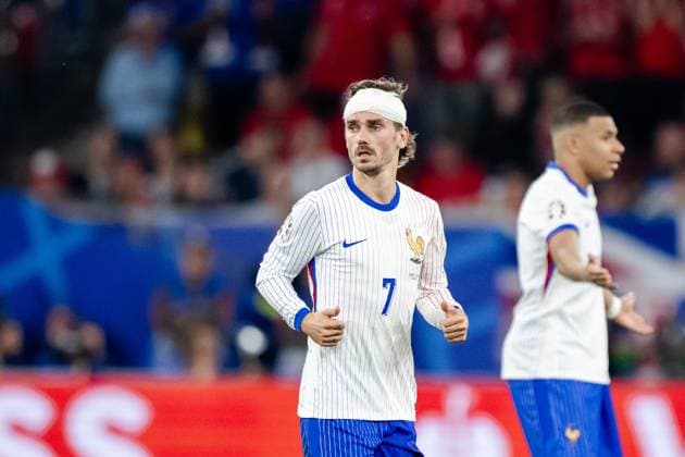 240617 Antoine Griezmann of France in pain during the UEFA Euro 2024 Football Championship match between Austria and France on June 17, 2024 in Düsseldorf Photo Jesper Zerman BILDBYRAN kod JZ JZ0540 fotboll football soccer fotballs em europamästerskap em uefa euro uefa european football championship euro 2024 österrike austria frankrike france bbeng skada  Copyright: JESPERxZERMAN BB240617JZ094