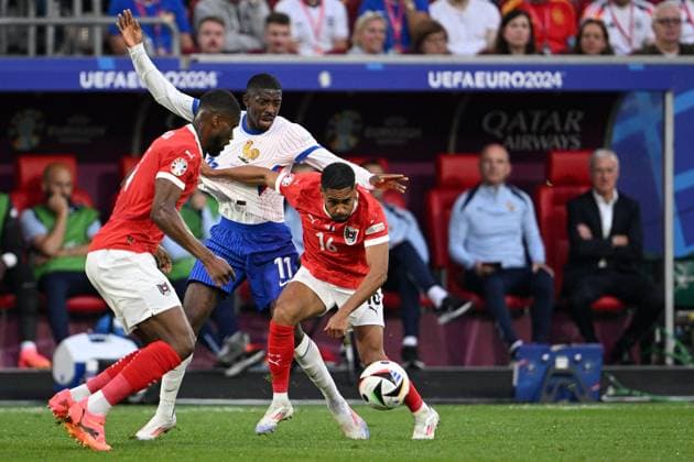 Fußball EURO 2024 Austria - France 8709843 17.06.2024 France s Ousmane Dembele, centre, and Austria s Phillipp Mwene, right, struggle for the ball during the UEFA EURO, EM, Europameisterschaft,Fussball 2024 Group D soccer match between Austria and France at the Duesseldorf Arena in Duesseldorf, Germany. Alexey Filippov Sputnik Dusseldorf Germany  Copyright: xAlexeyxFilippovx