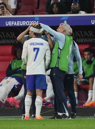 GER, EM UEFA 2024, Group D, Austria vs France 17 06 2024, Düsseldorf Arena, Düsseldorf, GER, EM UEFA 2024, Group D, Austria vs France, in the picture Antoine Griezmann France has to be treated with a head injury and comes back with a head bandage nordphotoxGmbHx xBratic nph00250