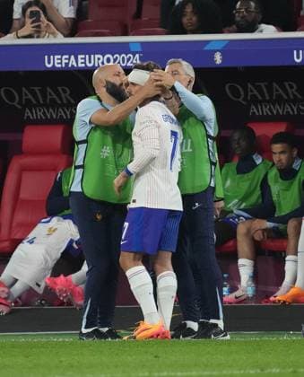 GER, EM UEFA 2024, Group D, Austria vs France 17 06 2024, Düsseldorf Arena, Düsseldorf, GER, EM UEFA 2024, Group D, Austria vs France, in the picture Antoine Griezmann France has to be treated with a head injury and comes back with a head bandage nordphotoxGmbHx xBratic nph00250