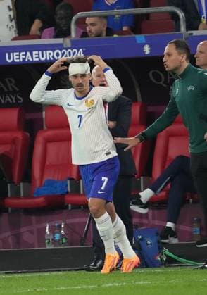 17 06 2024, Düsseldorf Arena, Düsseldorf, GER, EM UEFA 2024, Group D, Austria vs France, in the picture Antoine Griezmann France has to be treated with a head injury and comes back with a head bandage Defodi 506 20240617 hbr 2206 Defodi-506