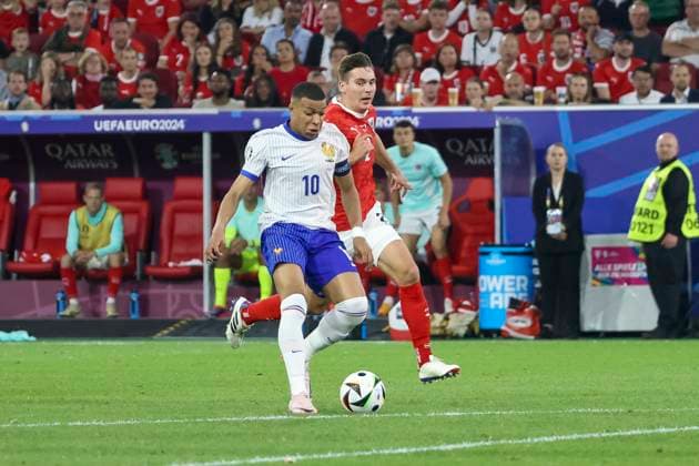 Kylian Mbappe France, 10 and Maximilian Woeber Austria, 02 in running duel , Football, UEFA , European Championship, Group D 2024, Austria vs France, 17 06 2024, Duesseldorf Arena, Duesseldorf, Germany Duesseldorf Duesseldorf Arena Nordrhein Westfalen Germany Copyright: xGrantxHubbsx