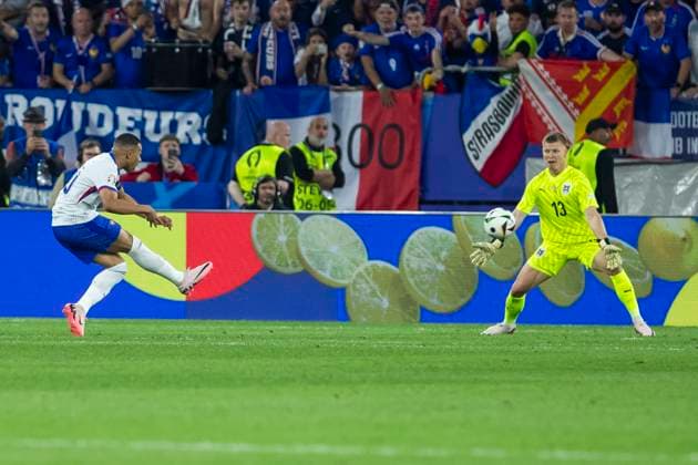 UEFA EURO 2024 Group match Austria France 17 06 2024 Kylian Mbappe France, 10 with a great chance UEFA EURO 2024 Group match Austria France Arena Düsseldorf, Düsseldorf, on 17 06 2024 Copyright: xBEAUTIFULxSPORTS Meuselx