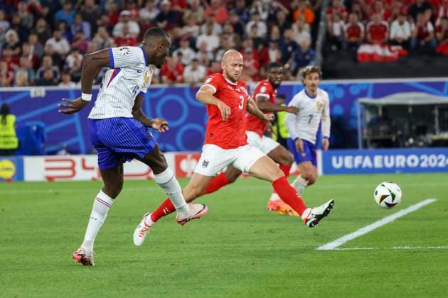 Marcus Thuram France, 15 and Ferland Mendy France, 03 fighting for the ball , Football, UEFA , European Championship, Group D 2024, Austria vs France, 17 06 2024, Duesseldorf Arena, Duesseldorf, Germany Duesseldorf Duesseldorf Arena Nordrhein Westfalen Germany Copyright: xGrantxHubbsx