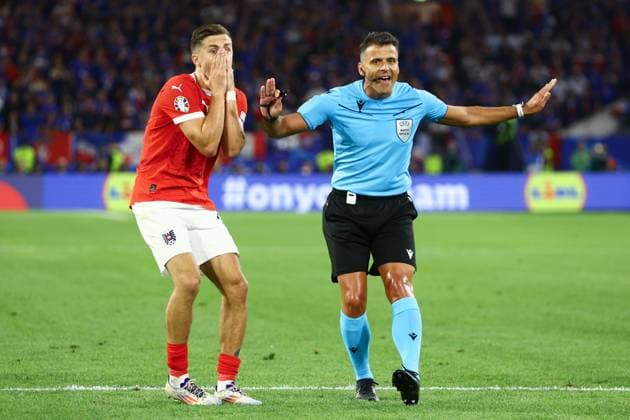 Referee Jesus Gill Manzano waves away a penalty appeal Austria v France, UEFA European Championship, EM, Europameisterschaft 2024, Group D, Football, Dusseldorf Arena, Dusseldorf, Germany, 17 Jun 2024 EDITORIAL USE ONLY No use with unauthorised audio, video, data, fixture lists, club league logos or live services. Online in-match use limited to 120 images, no video emulation. No use in betting, games or single club league player publications. Copyright: xKieranxMcManus Shutterstockx 14539693bh