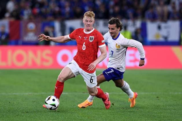 Soccer UEFA EURO 2024 Group Stage 1 Matchday Austria France on 17 06 2024 at the Düsseldorf Arena in Düsseldorf Nicolas Seiwald Austria , left Antoine Griezmann France , right xRx