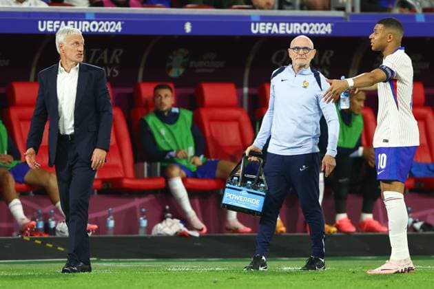 France manager Didier Deschamps talks with Kylian Mbappà of France Austria v France, UEFA European Championship, EM, Europameisterschaft 2024, Group D, Football, Dusseldorf Arena, Dusseldorf, Germany, 17 Jun 2024 EDITORIAL USE ONLY No use with unauthorised audio, video, data, fixture lists, club league logos or live services. Online in-match use limited to 120 images, no video emulation. No use in betting, games or single club league player publications. Copyright: xKieranxMcManus Shutterstockx 14539693bj