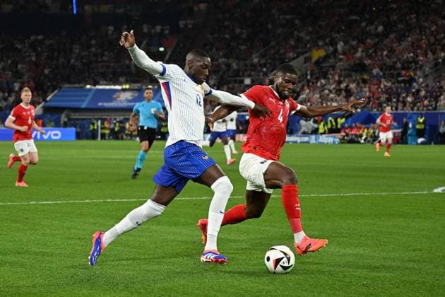 17 06 2024, xjhx, Football EM 2024, Austria France emspor, v l Kevin Danso Austria Austria Randal Kolo Muani France duel, action, action, battle for the ball DFL DFB REGULATIONS PROHIBIT ANY USE OF PHOTOGRAPHS as IMAGE SEQUENCES and or QUASI VIDEO Düsseldorf