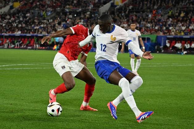 17 06 2024, xjhx, Football EM 2024, Austria France emspor, v l Kevin Danso Austria Austria Randal Kolo Muani France duel, action, action, battle for the ball DFL DFB REGULATIONS PROHIBIT ANY USE OF PHOTOGRAPHS as IMAGE SEQUENCES and or QUASI VIDEO Düsseldorf