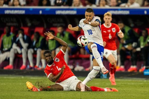SOCCER - UEFA EURO, EM, Europameisterschaft,Fussball 2024 DUESSELDORF,GERMANY,17.JUN.24 - SOCCER - UEFA EURO 2024, group stage, Austria vs France. Image shows Kevin Danso (AUT) and Kylian Mbappe (FRA).  GEPAxpictures xJohannesxFriedl